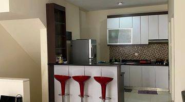 ruang makan rumah 3 lantai di pik