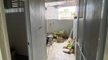 ruang makan rumah cluster mewah di perumahan