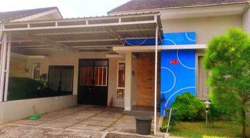 tampak depan rumah cantik di perumahan cluster