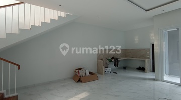 ruang keluarga rumah mewah 2 lantai termurah