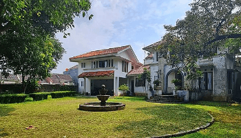 Gambar 1 Dijual Rumah Mediteranian Bagus Halaman Luas