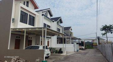 Gambar 5 Rumah 2 Lantai Baru Furnished SHM di Gumpang, Surakarta