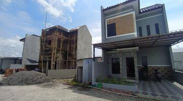 Gambar 3 Rumah 2 Lantai Baru Furnished SHM di Solo Baru, Surakarta