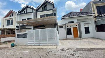 Gambar 5 Rumah 2 Lantai Baru Furnished SHM di Solo Baru, Surakarta