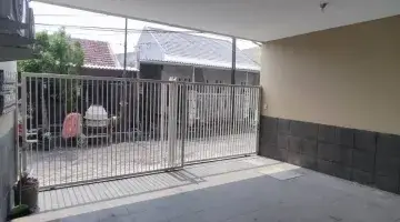 tampak depan rumah kost 2 lantai 11