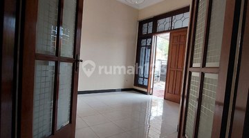 ruang tamu dekat jl raya, dekat universitas