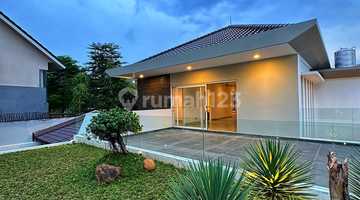 foto lainnya rumah 2 lantai bergaya resort
