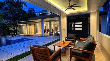 kolam renang rumah 2 lantai bergaya resort