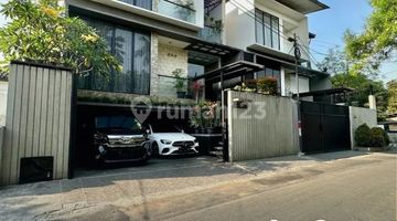 tampak depan rumah modern mewah 3 lantai