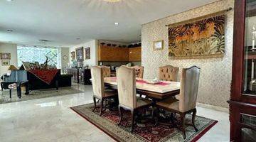 ruang makan rumah modern 2 lantai dekat