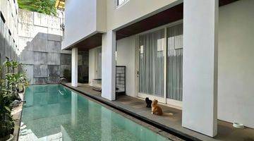 kolam renang rumah modern 2 lantai dekat