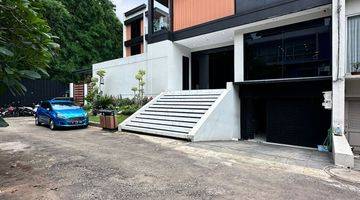 Gambar 1 Rumah Modern Tropical 3 Lantai + rooftop dengan Private Lift