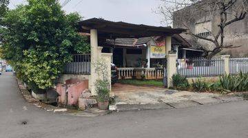 tampak depan rumah tua hoek bangunan kost
