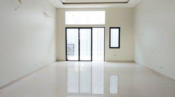 ruang makan rumah megah di gading serpong,