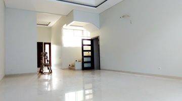 ruang keluarga rumah megah di gading serpong,