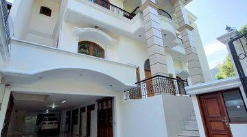 tampak depan rumah megah di pondok indah,