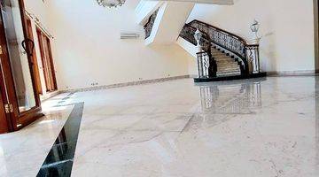 ruang keluarga rumah megah di pondok indah,