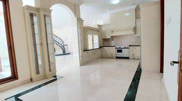 dapur rumah megah di pondok indah,