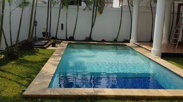 kolam renang rumah mewah modern tropis ada