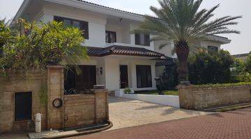 tampak depan rumah mewah modern tropis ada