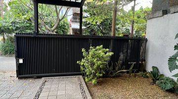 garasi/carport rumah modern terawat lokasi strategis