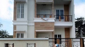 tampak depan rumah hoek billymoon pondok kelapa
