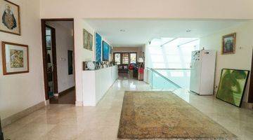 Gambar 1 Rumah Bagus, Ceiling Tinggi, Dilengkapi Kolam Renang, Lay Out Bagus