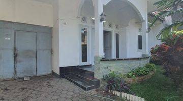 tampak depan jual rumah strategis dengan kosan
