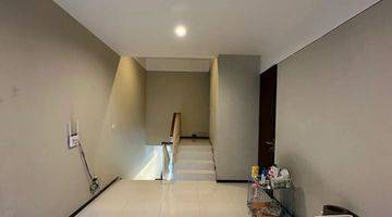 Gambar 5 Rumah Modern Tropical Siap Huni
dalam Town House Veteran Bintaro