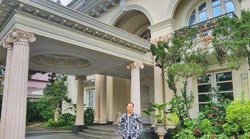 tampak depan rumah classic luxury mewah di