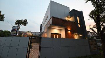 Gambar 2 Rumah Baru Furnished SHM di Kencana Loka, Bsd, Tangerang