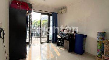 Gambar 5 RUMAH SUNRISE GARDEN 2.5 LANTAI BAGUS SEMI FURNISHED SELANGKAH BOULEVARD UTAMA