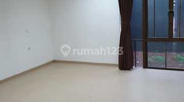 kamar tidur rumah di alam sutra cluster