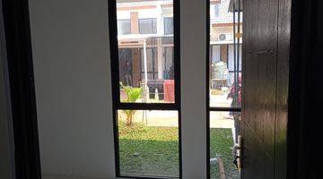 ruang tamu rumah modern minimalis dekat serpong