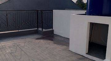 Gambar 4 Rumah Jagakarsa dgn rooftop pinggir jalan 7 menit  st. Lenteng