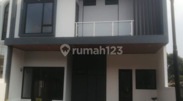 tampak depan rumah cantik, baru, dan mewah