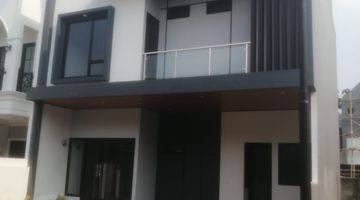 tampak depan rumah cantik, baru, dan mewah