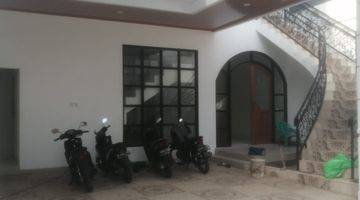 garasi/carport rumah cantik, baru, dan mewah