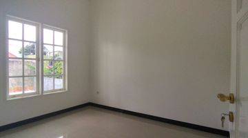 kamar tidur rumah cantik, baru, dan mewah