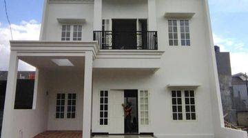tampak depan rumah cantik, baru, dan mewah