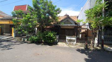 tampak depan jual rumah lama  di tengah