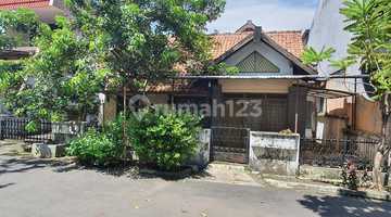 tampak depan jual rumah lama  di tengah