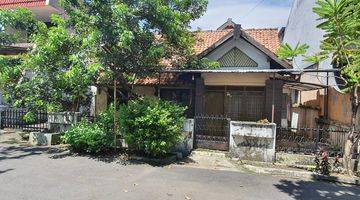 tampak depan jual rumah lama  di tengah