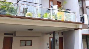 tampak depan rumah minimalis dalam town house