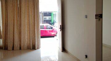 ruang tamu rumah 2 lantai  5 kamar