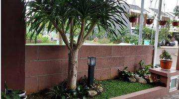 garasi/carport rumah di lingkungan asri cantik