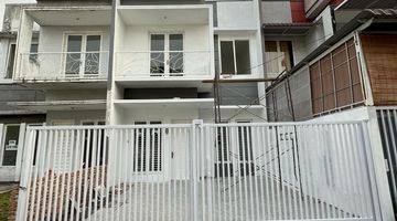 Gambar 1 Dijual Rumah Komplek Santa Fe 2,5 Lantai Mewah Jalan Sunggal