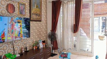 ruang tamu rumah cantik 2 lantai di
