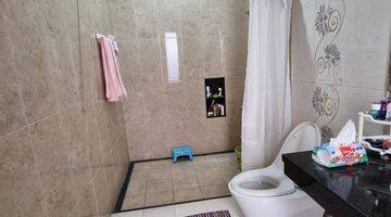 kamar mandi rumah terawat 2 lantai di