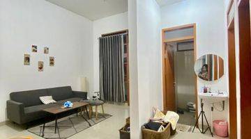 ruang keluarga rumah terawat minimalis di alam